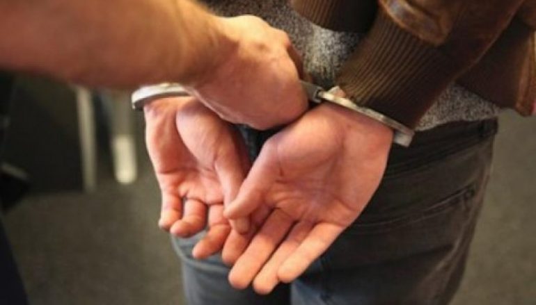 EMRAT/ Kërcënuan me vrasje prokurorin, prangoset gruaja, në kërkim burri