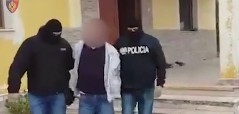 EMRI/ Qëlloi me armë ushtarakun, arrestohet 20-vjeçari