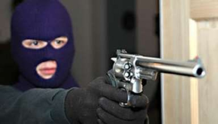 Grabitet dhe dhunohet çifti në shtëpi, grabitësit me maska i terrorizojnë