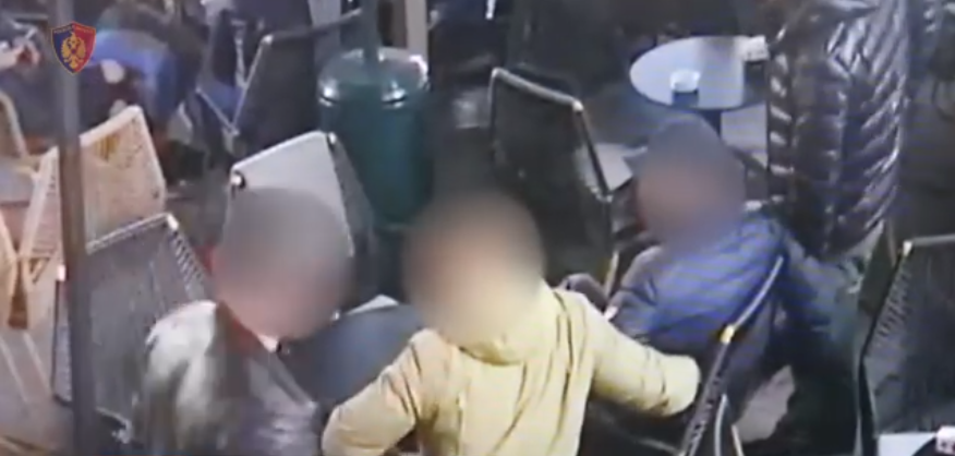 I vetëm në kafe, si e rrethuan 3 civilët në tavolinë të shumëkërkuarin (VIDEO)