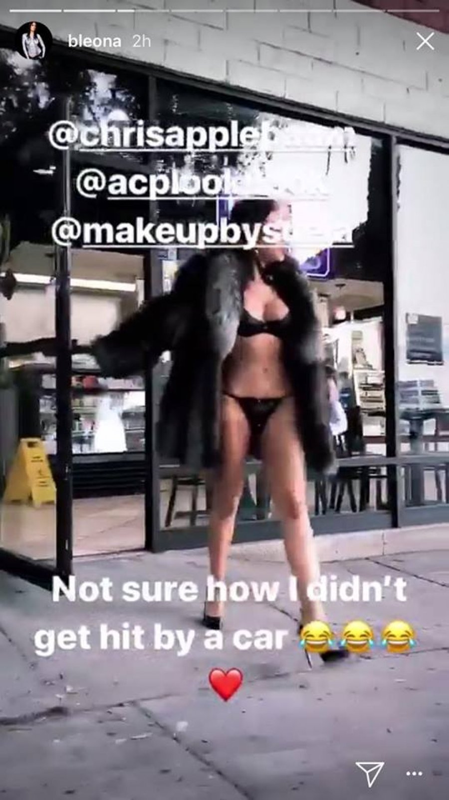 Habit sërish Bleona, me të brendshme në qytet për një petull (FOTO)