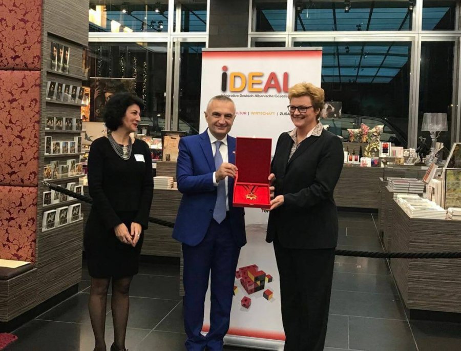 Meta dekoron ish-kryeministrin bavarez Franz Joseph Straus