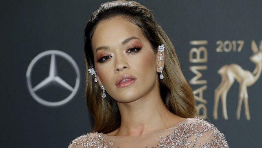 Rita pozon duke mbuluar gjoksin (FOTO)