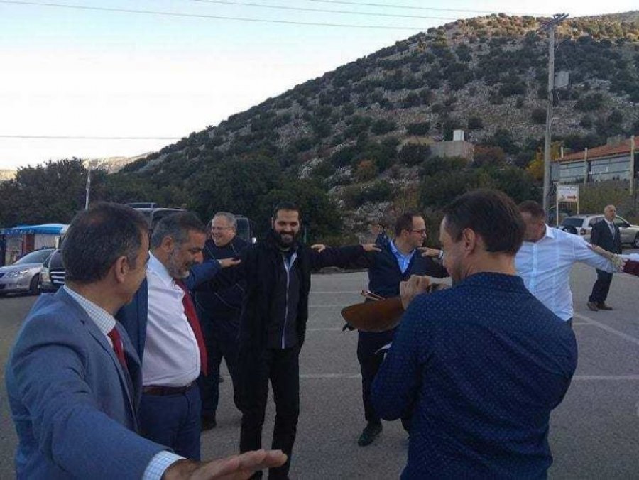 Ditmir Bushati në valle greke, Berisha: Pi uzo në buzukët e Kretës