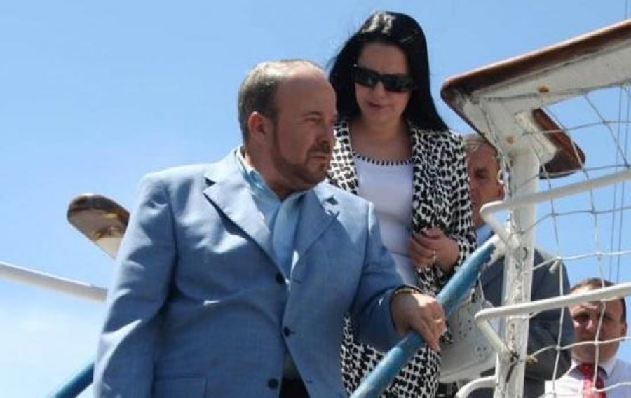 Fustanet e Xhoana Nanos në darkën e dasmës në Durrës (FOTO)