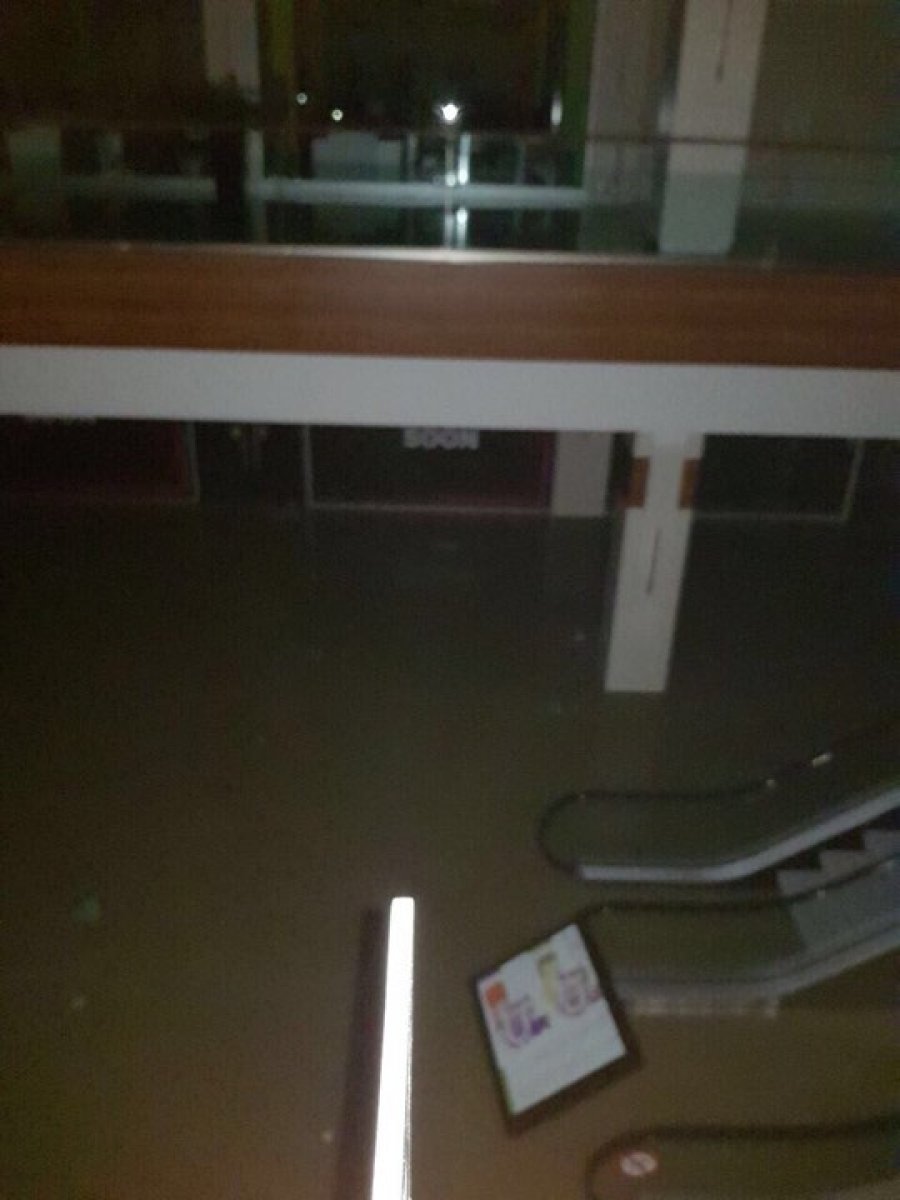 Kaos në qendrën tregtare, përmbytet kati i parë, 300 persona të bllokuar në katin e dytë (FOTO)