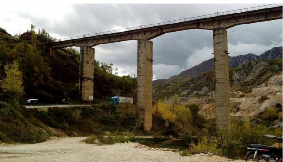 FOTO/ Kush ishte 18-vjeçari që u hodh nga ura? Flet e ëma dhe shokët: Shoqërohej me..