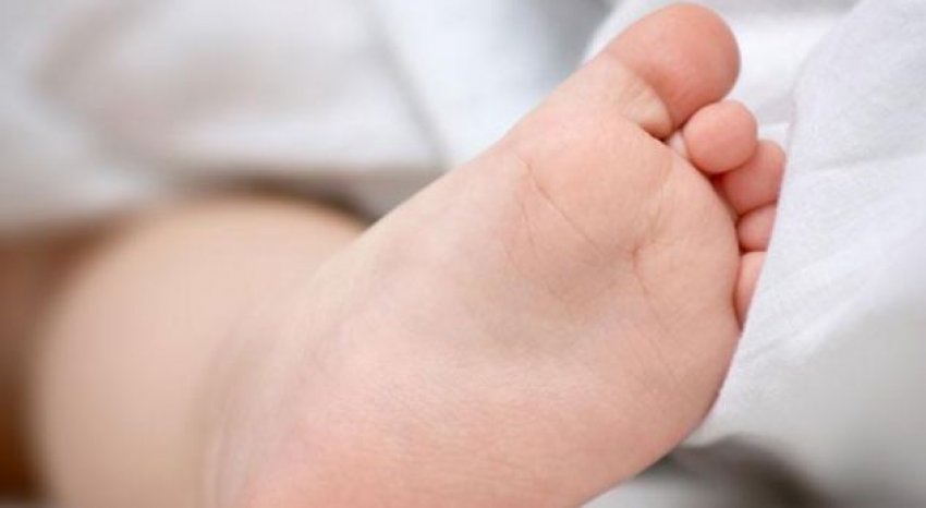 Vogëlushja 2-vjeçare gjendet e vdekur në banesë