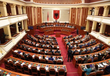 Pas 13 orëve debat, PS voton buxhetin faktik. opozita braktis sallën