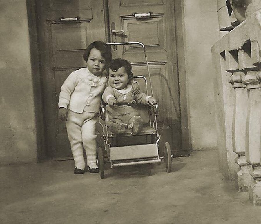 Kryeministër i Shqipërisë/ A e gjeni dot se kush është ky fëmijë në karrocë?