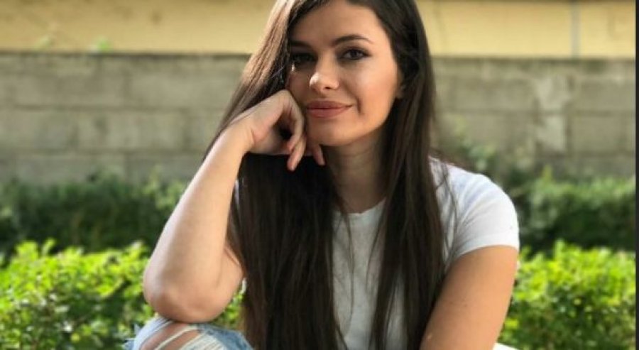 Mesazhi në qiell për Adelën nga mikesha e saj (FOTO)