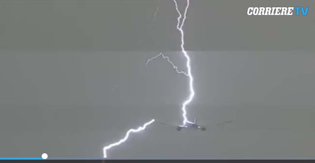 Frikë gjatë ngritjes në ajër, avioni goditet nga rrufeja