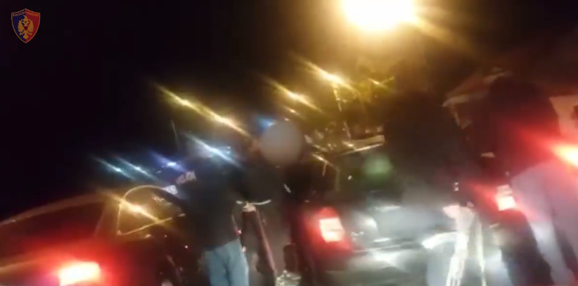 Kapen në flagrancë një vajzë dhe një djalë që shisnin heroinë (VIDEO)