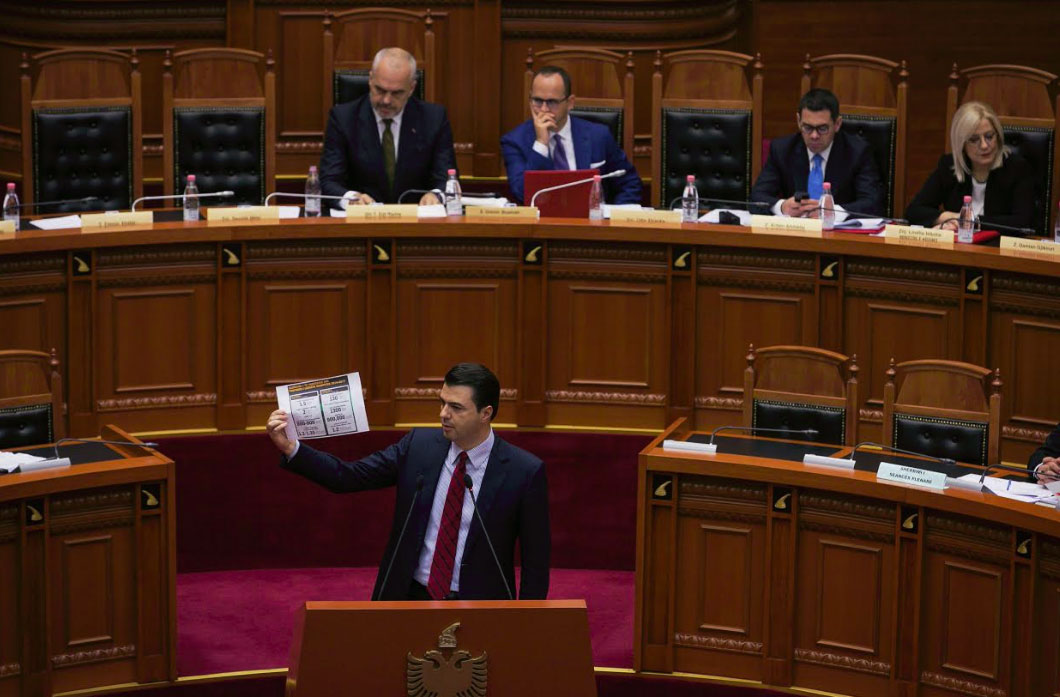 ‘Qirje Sali, kërce palikarin’, replikat pa mikrofon. Çfarë nuk u dëgjua dje në Kuvend