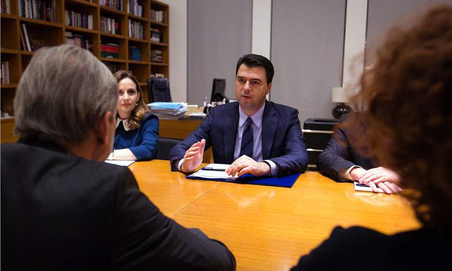 Basha-Hahn, dy orë kokë më kokë