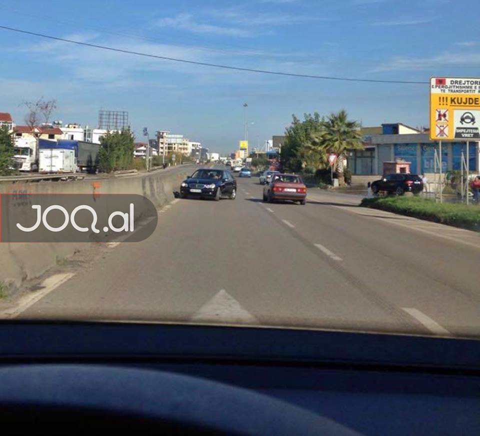 FOTO/ Ndodh në autostradën Durrës-Tiranë, “Benz”-i për ‘qejf ‘ kundërvajtje