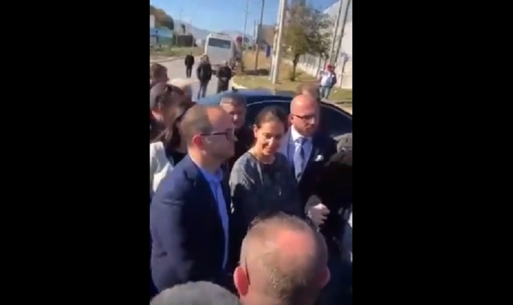 Bushati shkon në Kakavijë, qytetarët e bllokuar i kërkojnë llogari