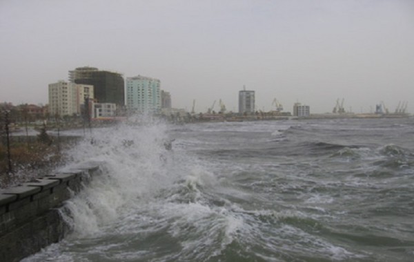 Moti i keq, paralizohet puna në portin e Durrësit