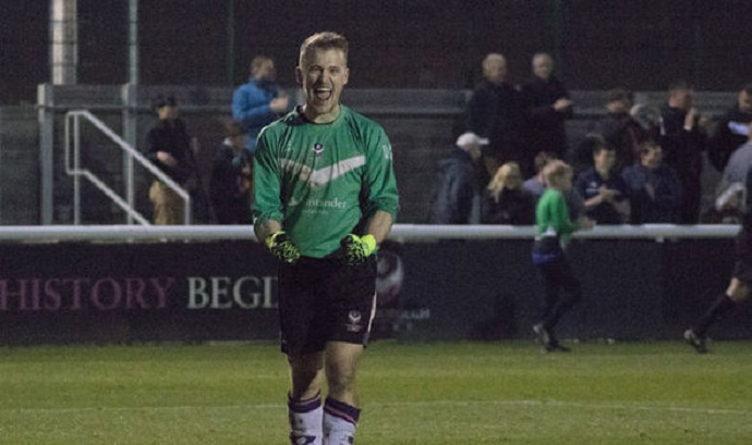 Çmenduria e portierit që dërgoi CV-në e tij 48 klubeve në zarfe floriri