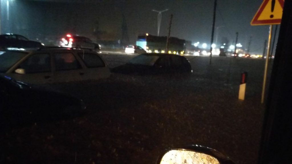 Reshjet e dendura, përmbytet autostrada Tiranë – Durrës