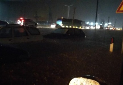 Situatë alarmante në autostradën Tiranë-Durrës, policia: Niveli i ujit 0.75 metra