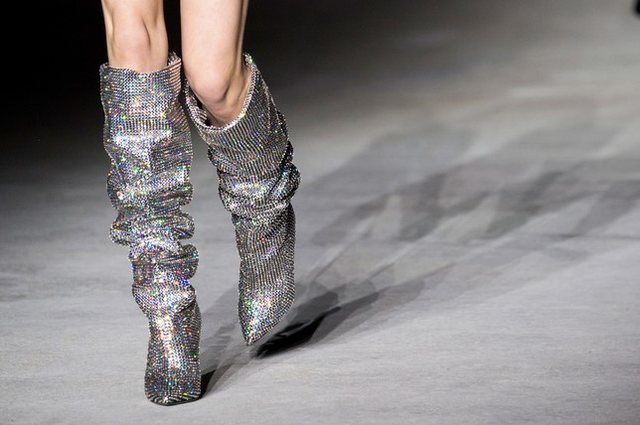 Këngëtarja shqiptare blen çizmet YSL me vlerë 10 mijë $