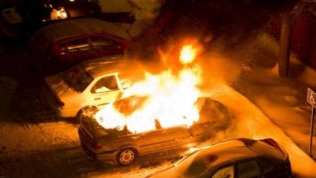 I vihet zjarri “Benz”-it të një tjetër polici