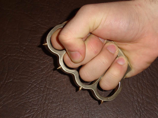 I riu nga Shijaku kapet me dorezë hekuri dhe thikë