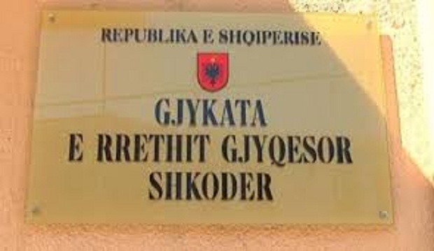 Zjarr në katin e dytë të Gjykatës së Shkodrës