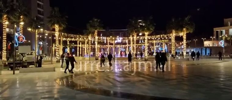 Magjia e festave të fundvitit, zbukurohet Durrësi (VIDEO)