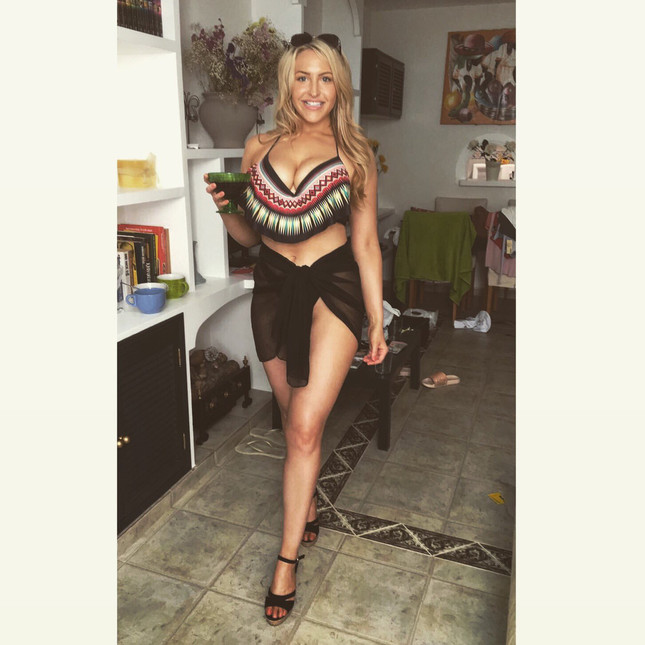 Emma Louise Jones, prezantuesja që po çmend futbollin anglez