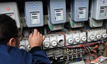 Bie në kontakt me rrymën, humb jetën elektriçisti