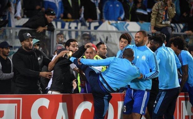 Evra humb toruan, karate ndaj fansave të Marsejës