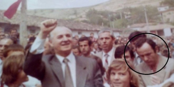 Sot një i djathtë i flaktë, e njihni kush është gazetari në krah të Ramiz Alisë? (FOTO)