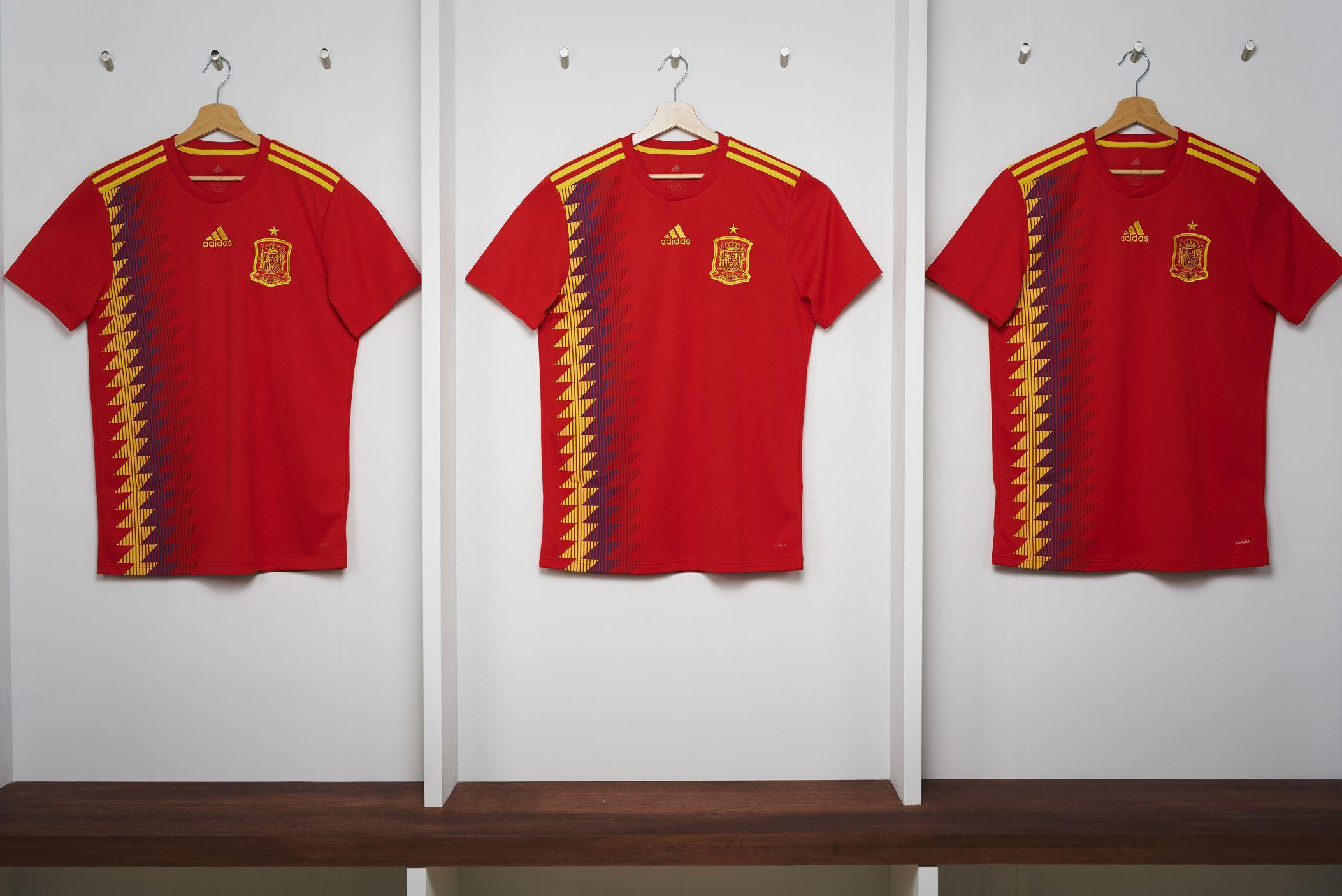 Fanellat e reja të Spanjës të ngjashme me ato të Botërorit 1994