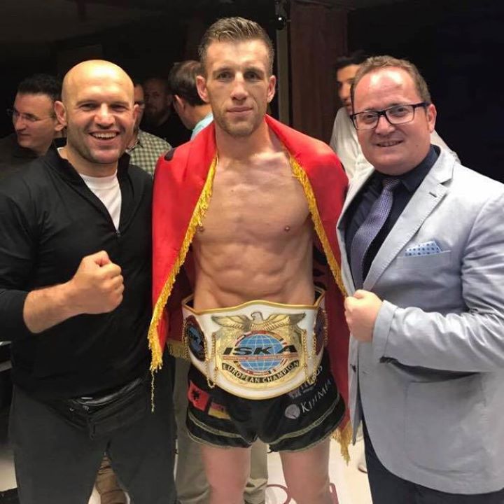 Ferit Keta mposht me knock out rivalin dhe shpallet kampion