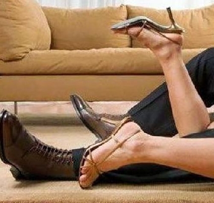 E ëma ia mbath me paratë dhe dashnorin më të ri, dy djemtë përfundojnë në pranga