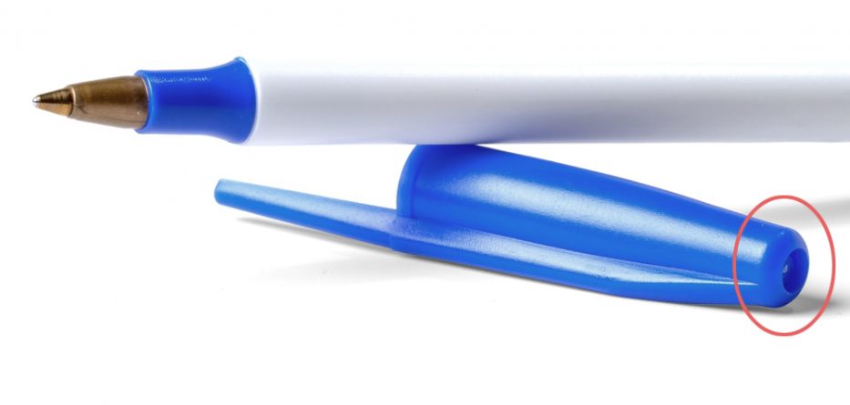 Arsyeja përse stilolapsat kanë një vrimë të vogël