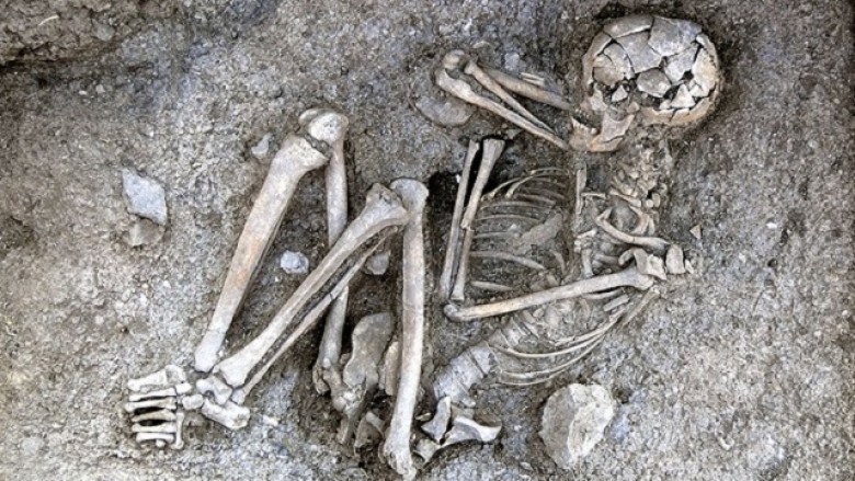 Gjenden eshtra njeriu në hyrje të një qendre shëndetësore