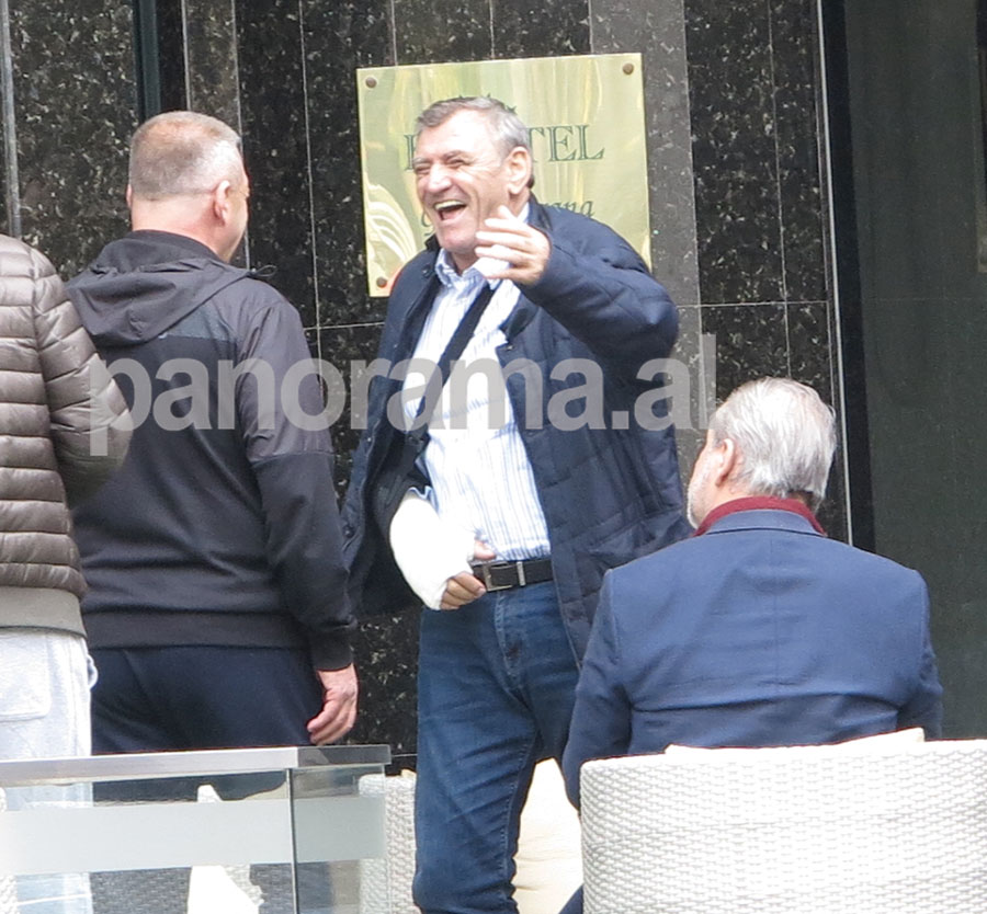 FOTO/ Agron Duka me krah të thyer në lokal, nën shoqërinë e …