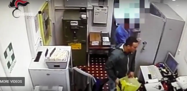 EMRI/ Kamerat e sigurisë zbulojnë “skifterin” shqiptar, pjesë e bandës që tmerroi Torinon (VIDEO)