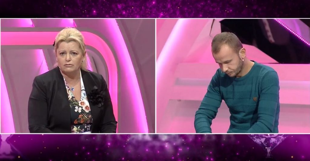 Emigrantja i çon 2 mijë euro fierakut që hiqej si Ardit Gjebrea, moderatori: Do të të jepja dhe një shpullë