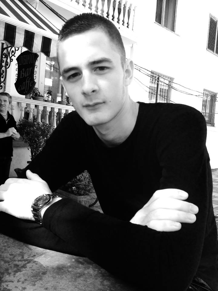 Vdes në spital i riu që u qëllua me armë zjarri