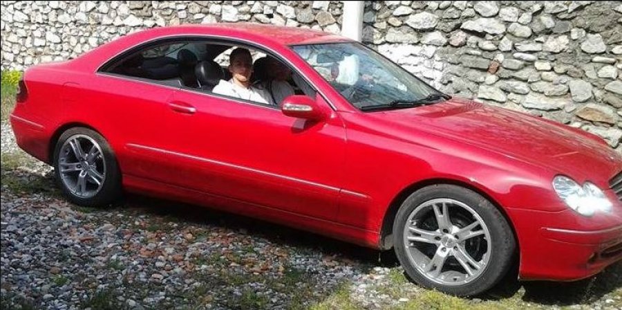 FOTO/ Femra dhe para, jeta luksoze e të riut që u plagos në atentat