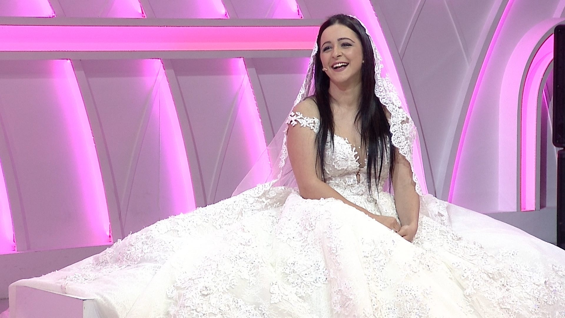 Historia e jashtëzakonshme e vajzës nga Durrësi me “varfanjakun” milioner (VIDEO)