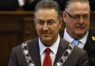 Kryebashkiaku i Roterdamit: Problem shqiptarët që tentojnë Britaninë