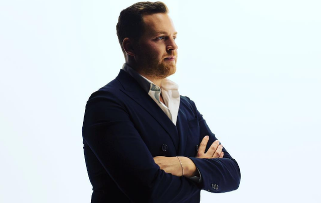 “Pse po ikin të gjithë nga Topi”, Ledion Liço i përgjigjet komentueses (FOTO)