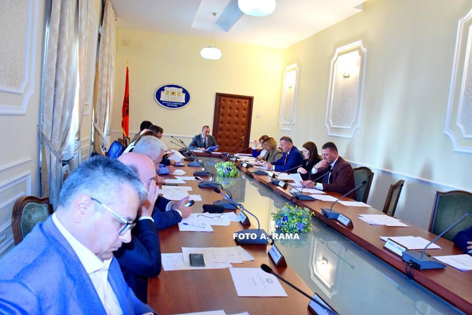 PD braktis mbledhjen e Komisionit të Ligjeve, Fino ironizon Strazimirin: Ishte më mirë…