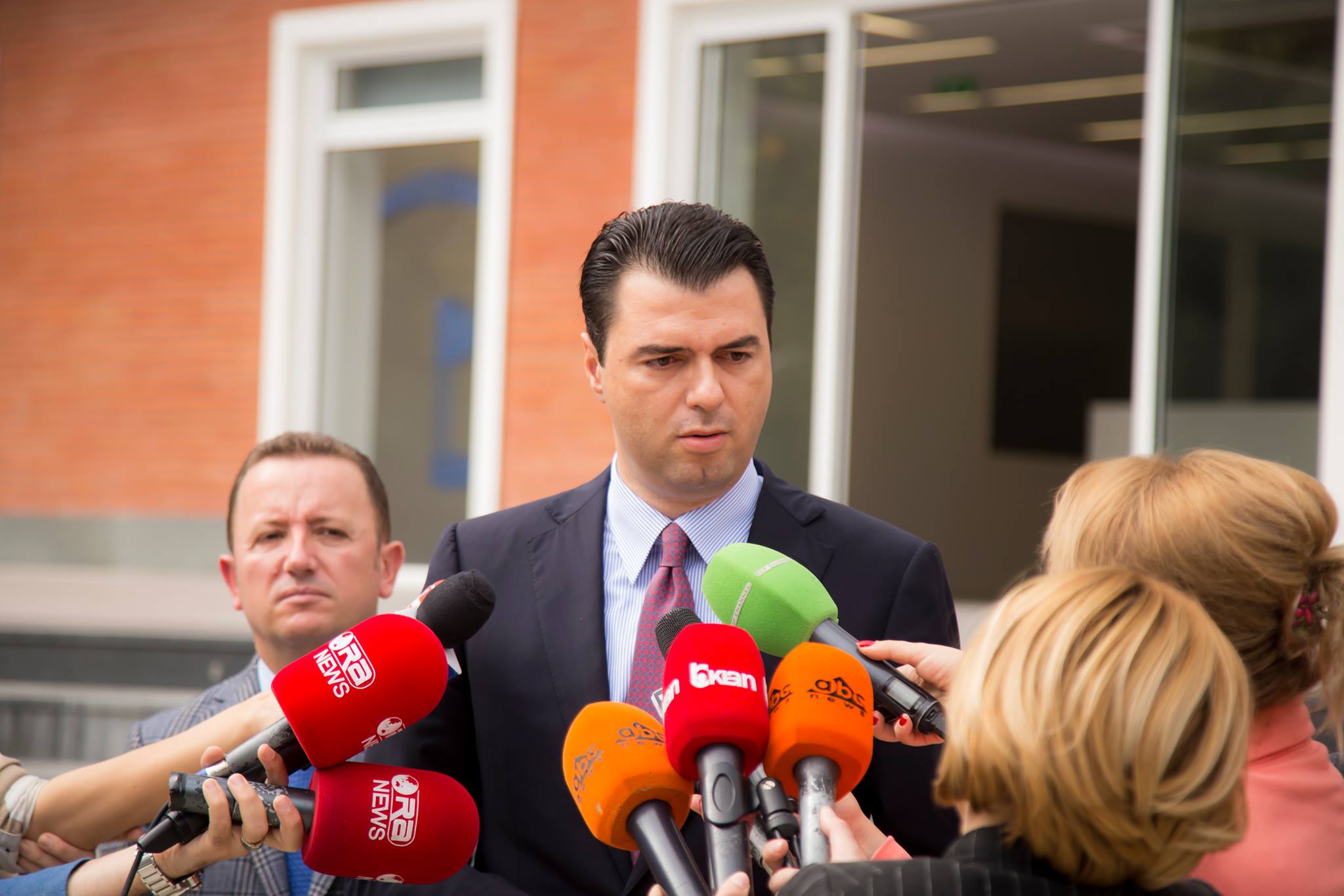 Basha: Fjalimi i Ramës kundër gazetarëve është kriminal, mos heshtni