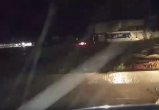 E FRIKSHME/ Autostrada Tiranë – Durrës shndërrohet në lumë (VIDEO)